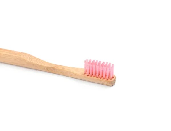 Escova de dentes de bambu com cerda rosa isolada em branco — Fotografia de Stock