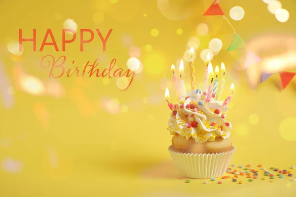 Verjaardags cupcake met kaarsen op gele achtergrond. Ruimte voor te — Stockfoto