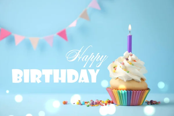 Delicioso cupcake de cumpleaños con vela sobre fondo azul claro . —  Fotos de Stock