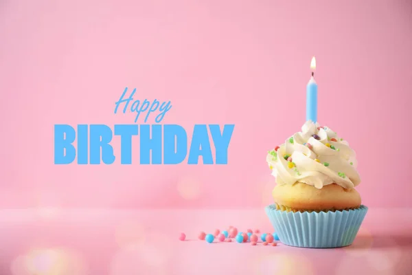 Lahodný narozeninový dortík se svíčkou na růžovém pozadí. Mezera — Stock fotografie