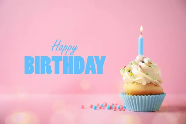 Bolo de aniversário delicioso com vela no fundo rosa. Espaço — Fotografia de Stock