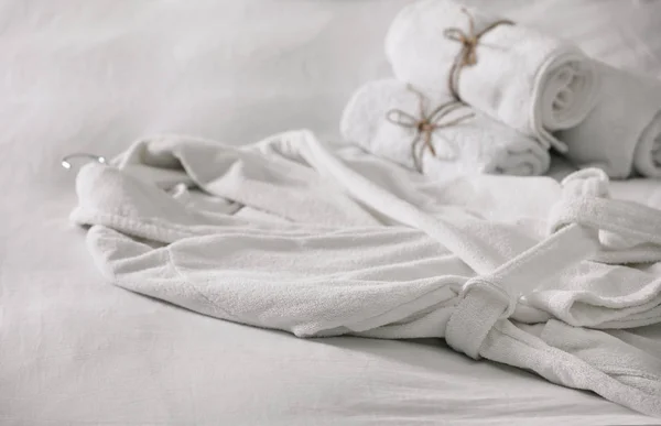 Clean Soft Bathrobe Towels Bed — Stock Photo, Image