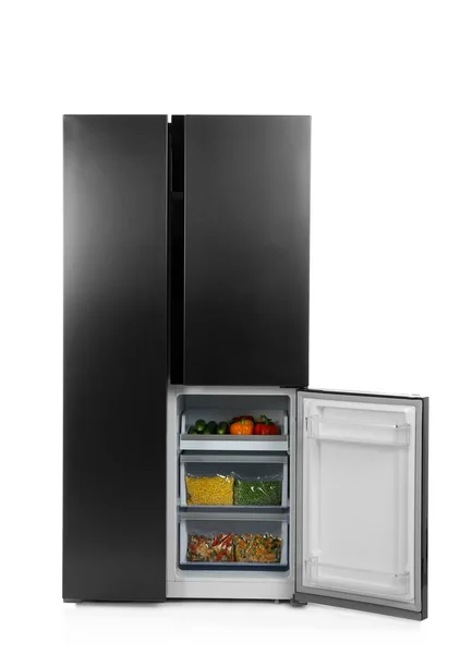 Открытый холодильник с продуктами, изолированными на белом — стоковое фото