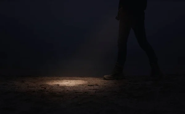 Mężczyzna Latarką Spacerujący Nocą Nad Rzeką Zbliżenie — Zdjęcie stockowe