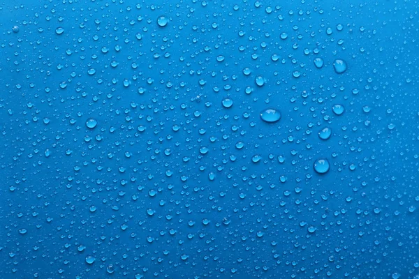 浅蓝色背景的水滴 顶视图 — 图库照片
