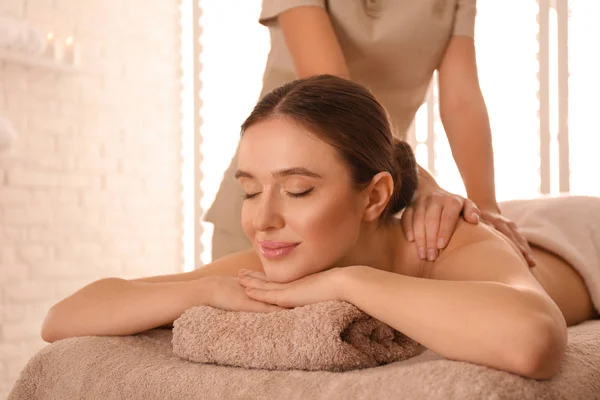 Young woman having body scrubbing procedure with sea salt in spa — Stock Photo, Image