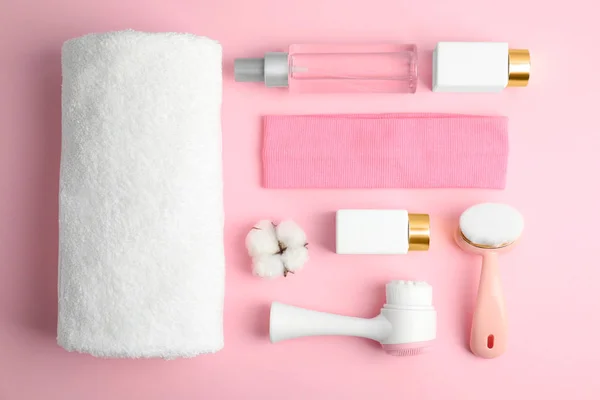 Плоская композиция с чистящими щетками для лица на розовом бэкгро — стоковое фото