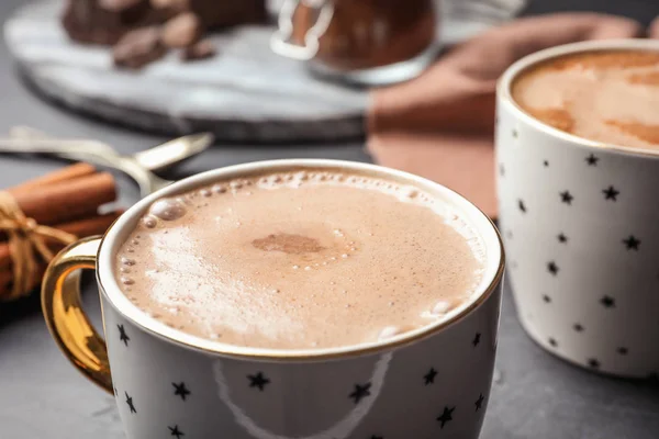 Gri Masadaki Lezzetli Sıcak Kakao Bardakları Yakın Plan — Stok fotoğraf