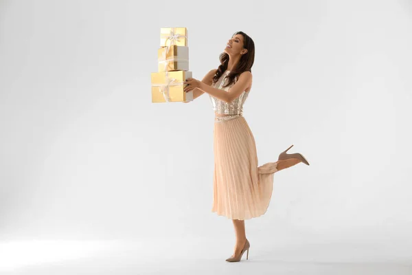 Hermosa mujer con regalos de Navidad sobre fondo blanco — Foto de Stock