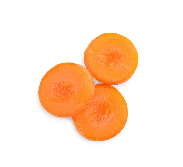 Шматочки свіжої стиглої моркви ізольовані на білому, вид зверху — стокове фото