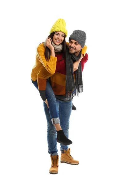 Beyaz Arka Planda Sıcak Giysiler Içinde Mutlu Genç Bir Çift — Stok fotoğraf