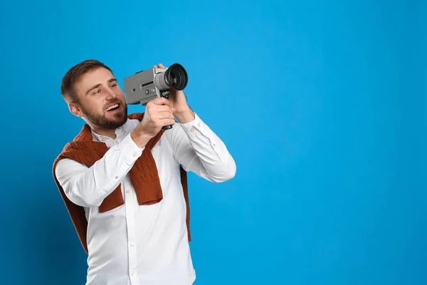 Jongeman Met Vintage Videocamera Lichtblauwe Achtergrond Ruimte Voor Tekst — Stockfoto