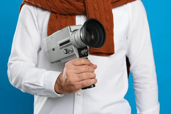 Man Met Vintage Videocamera Lichtblauwe Achtergrond Close — Stockfoto