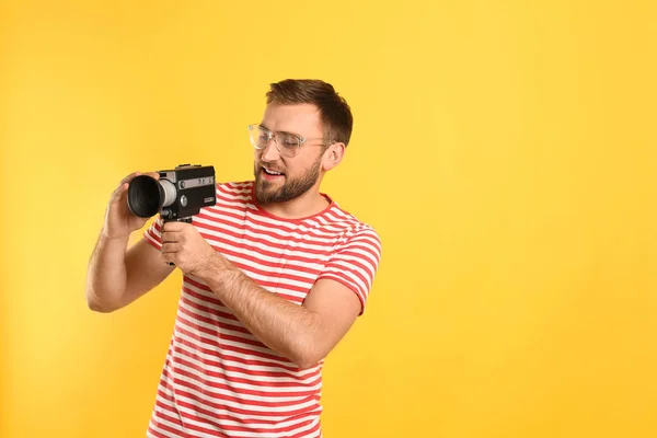 Νεαρός Άνδρας Vintage Βιντεοκάμερα Κίτρινο Φόντο Χώρος Για Κείμενο — Φωτογραφία Αρχείου