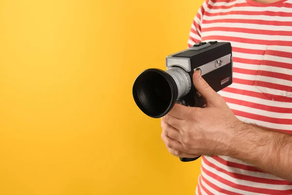 Man Met Vintage Videocamera Gele Achtergrond Close Ruimte Voor Tekst — Stockfoto
