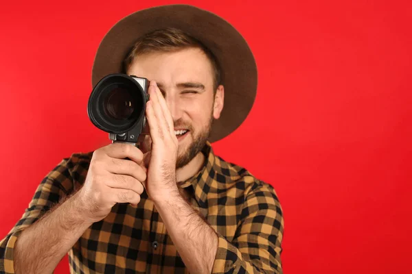 Junger Mann Mit Vintage Videokamera Auf Rotem Hintergrund Fokus Auf — Stockfoto