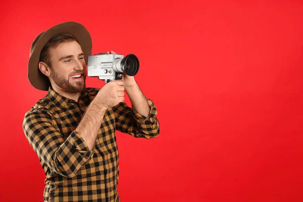 Junger Mann Mit Alter Videokamera Auf Rotem Hintergrund Raum Für — Stockfoto
