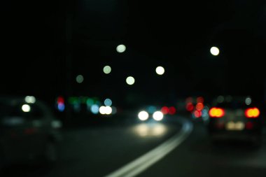 Gece şehrin bulanık görüntüsü. Bokeh etkisi