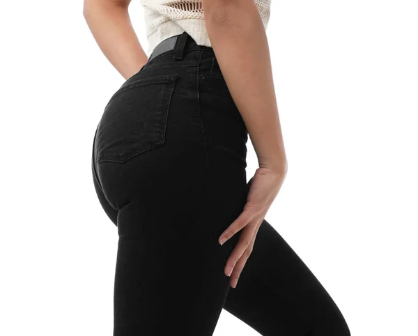 Женщина в джинсах на белом фоне, крупным планом — стоковое фото