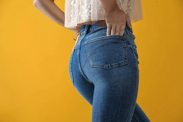 Frau Trägt Jeans Auf Gelbem Hintergrund Nahaufnahme — Stockfoto