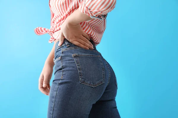 Mulher vestindo jeans no fundo azul, close-up — Fotografia de Stock