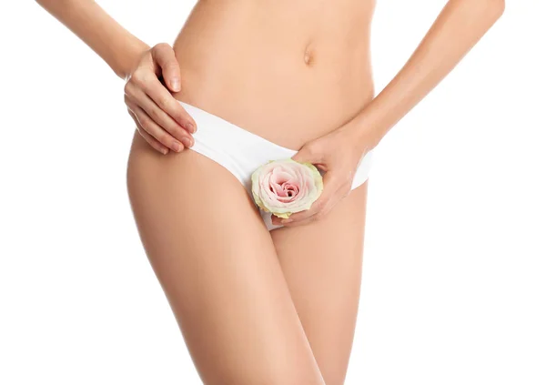 Çiçekli Kadın Beyaz Arka Planda Bikini Epilasyonundan Sonra Pürüzsüz Tenini — Stok fotoğraf