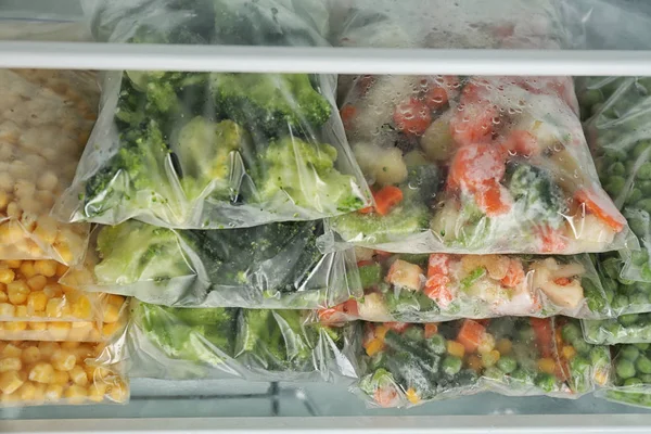 Sacos Plástico Com Diferentes Vegetais Congelados Geladeira — Fotografia de Stock