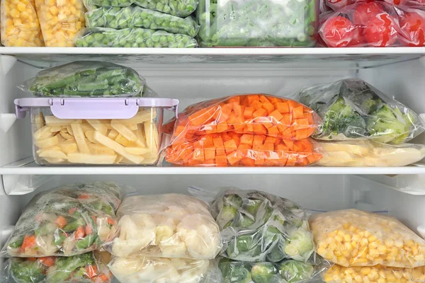 Bolsas Plástico Recipientes Con Diferentes Verduras Congeladas Nevera — Foto de Stock