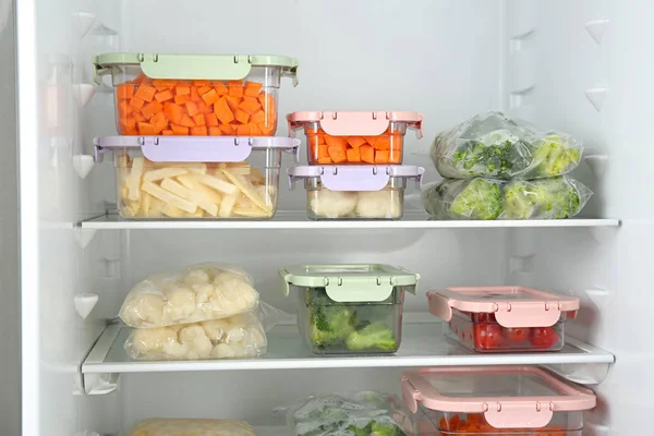冷蔵庫で冷凍野菜の異なるビニール袋や容器 — ストック写真