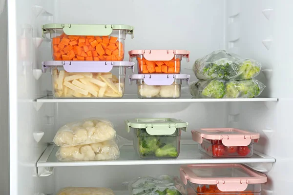 Sacos Plástico Recipientes Com Diferentes Vegetais Congelados Geladeira — Fotografia de Stock