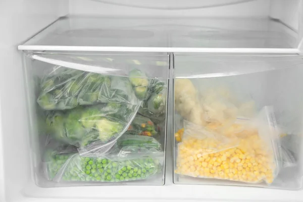 Пластиковые Пакеты Различными Замороженными Овощами Холодильнике — стоковое фото