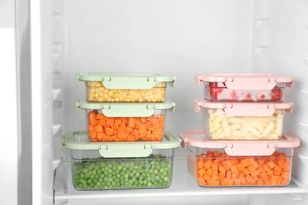 Контейнеры Различными Замороженными Овощами Холодильнике — стоковое фото