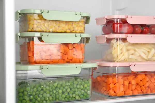 Контейнери Різними Замороженими Овочами Холодильнику — стокове фото