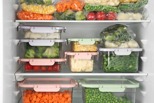 Sacos Plástico Recipientes Com Diferentes Vegetais Congelados Geladeira — Fotografia de Stock