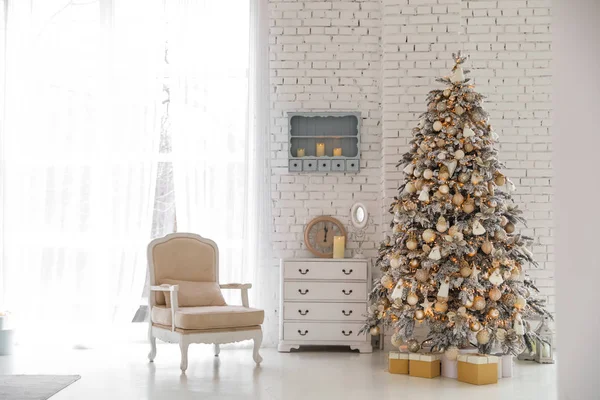 Schöne Raumausstattung Mit Geschmücktem Weihnachtsbaum — Stockfoto