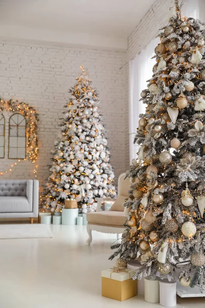 Prachtig Interieur Van Woonkamer Met Versierde Kerstbomen — Stockfoto