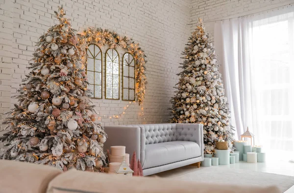 Schönes Interieur Des Wohnzimmers Mit Geschmückten Weihnachtsbäumen — Stockfoto
