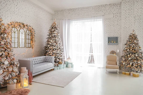 Gyönyörű Belső Tér Nappali Díszített Karácsonyfákkal — Stock Fotó