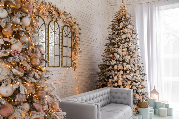 Schönes Interieur Des Wohnzimmers Mit Geschmückten Weihnachtsbäumen — Stockfoto