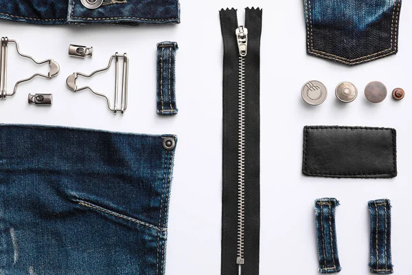 Composição Com Acessórios Vestuário Detalhes Corte Para Jeans Isolados Branco — Fotografia de Stock