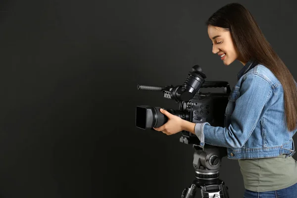 Operatör med professionell videokamera på svart bakgrund, spa — Stockfoto