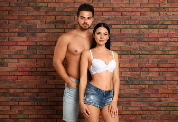 Mujer Joven Ropa Interior Pantalones Cortos Mezclilla Con Novio Cerca — Foto de Stock