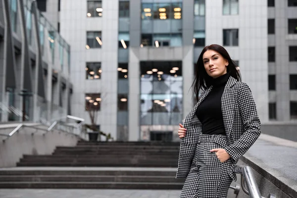 Portret van een mooie vrouw in een stijlvol pak op straat. Spek — Stockfoto