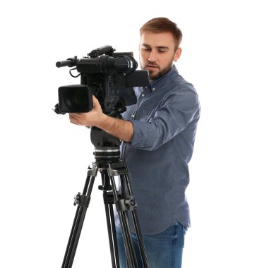 Beyaz arkaplanda profesyonel video kamerası olan operatör
