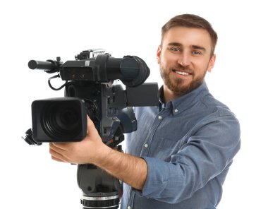 Beyaz arkaplanda profesyonel video kamerası olan operatör