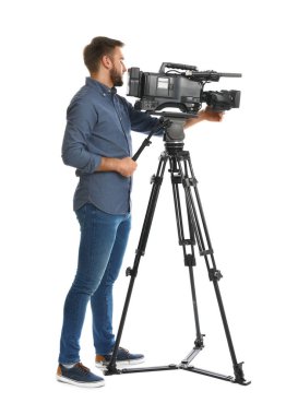 Beyaz arkaplanda profesyonel video kamerası olan operatör