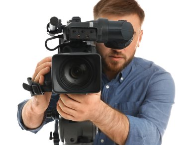 Beyaz arkaplanda profesyonel video kamerası olan operatör