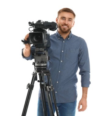 Beyaz arkaplanda profesyonel video kamerası olan operatör