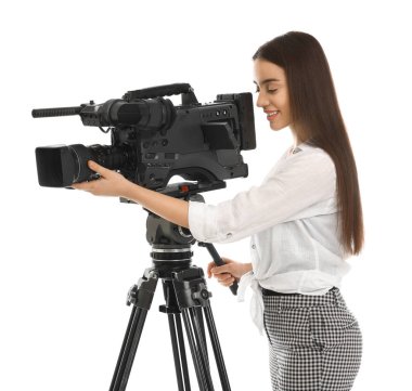 Beyaz arkaplanda profesyonel video kamerası olan operatör