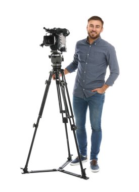 Beyaz arkaplanda profesyonel video kamerası olan operatör